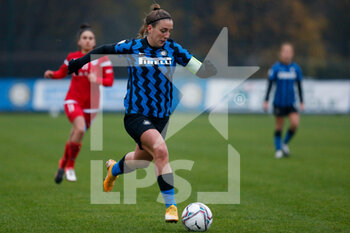 2020-12-06 - Gloria Marinelli (FC Internazionale) controlling the ball - FC INTERNAZIONALE VS SAN MARINO ACADEMY - ITALIAN SERIE A WOMEN - SOCCER