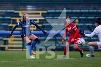 2020-12-06 - Caroline Moller Hansen (FC Internazionale) shooting the ball - FC INTERNAZIONALE VS SAN MARINO ACADEMY - ITALIAN SERIE A WOMEN - SOCCER