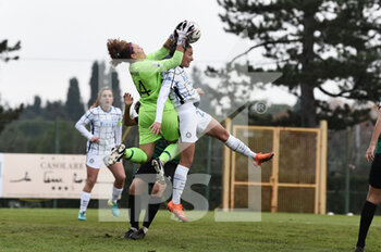 2020-12-12 - Amanda Tampieri (Florentia Sangimignano) in azione contrastata da Stefania Terenzi (FC Internazionale) - FLORENTIA SAN GIMIGNANO VS INTER - ITALIAN SERIE A WOMEN - SOCCER