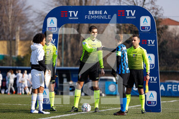 2021-01-17 - The referee with the captains of both teams before the match - FC INTERNAZIONALE VS JUVENTUS WOMEN - ITALIAN SERIE A WOMEN - SOCCER