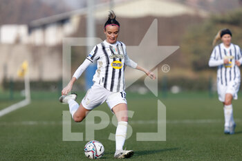 2021-01-17 - Barbara Bonansea (Juventus FC) kicking the ball - FC INTERNAZIONALE VS JUVENTUS WOMEN - ITALIAN SERIE A WOMEN - SOCCER