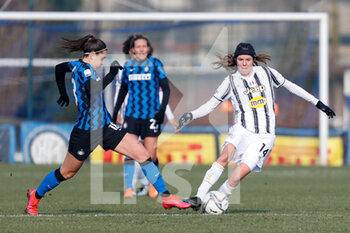 2021-01-17 - Linda Sembrant (Juventus FC) and Marta Teresa Pandini (FC Internazionale) contrast - FC INTERNAZIONALE VS JUVENTUS WOMEN - ITALIAN SERIE A WOMEN - SOCCER