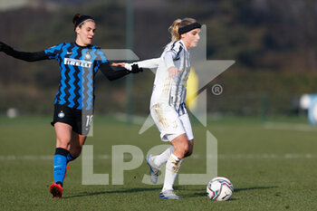2021-01-17 - Tuija Annika Hyyrynen (Juventus FC) and Marta Teresa Pandini (FC Internazionale) contrast - FC INTERNAZIONALE VS JUVENTUS WOMEN - ITALIAN SERIE A WOMEN - SOCCER