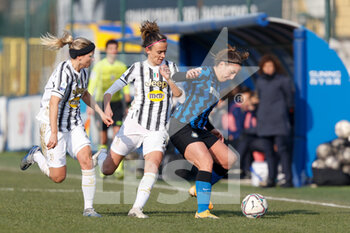 2021-01-17 - Barbara Bonansea (Juventus FC) and Gloria Marinelli (FC Internazionale) contrast - FC INTERNAZIONALE VS JUVENTUS WOMEN - ITALIAN SERIE A WOMEN - SOCCER