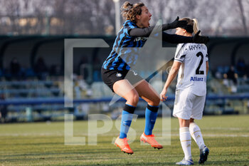 2021-01-17 - Stefania Tarenzi (FC Internazionale) protests with the referee after a controversial decision - FC INTERNAZIONALE VS JUVENTUS WOMEN - ITALIAN SERIE A WOMEN - SOCCER