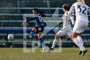 2021-01-17 - Hazleydi Yoreli Rincon Torres (FC Internazionale) shooting the ball - FC INTERNAZIONALE VS JUVENTUS WOMEN - ITALIAN SERIE A WOMEN - SOCCER