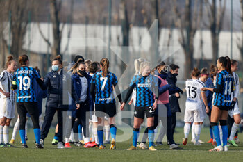 2021-01-17 - FC Internazionale and Juventus FC players greet each other at the end of the match - FC INTERNAZIONALE VS JUVENTUS WOMEN - ITALIAN SERIE A WOMEN - SOCCER