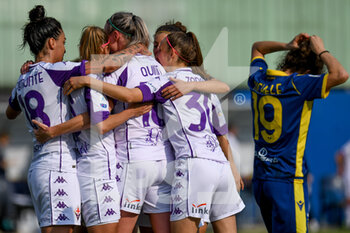 2021-03-27 - Louise Quinn (Fiorentina Femminile) celebrates with teammates after scoring a goal 0-1 - HELLAS VERONA WOMEN VS ACF FIORENTINA FEMMINILE - ITALIAN SERIE A WOMEN - SOCCER