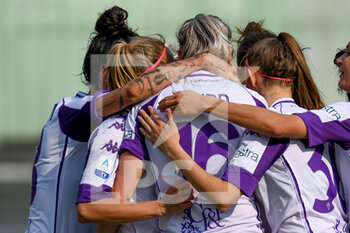 2021-03-27 - Louise Quinn (Fiorentina Femminile) celebrates with teammates after scoring a goal 0-1 - HELLAS VERONA WOMEN VS ACF FIORENTINA FEMMINILE - ITALIAN SERIE A WOMEN - SOCCER
