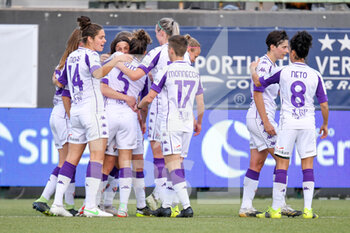 2021-03-27 - Daniela Sabatino (Fiorentina Femminile) celebrates with teammates after scoring a goal 0-2 - HELLAS VERONA WOMEN VS ACF FIORENTINA FEMMINILE - ITALIAN SERIE A WOMEN - SOCCER