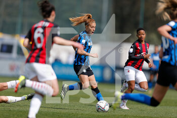 2021-03-28 - Beatrice Merlo (FC Internazionale) surrounded by Milan players - INTER FC INTERNAZIONALE VS AC MILAN - ITALIAN SERIE A WOMEN - SOCCER