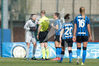 2021-03-28 - The referee assigns a penalty kick for AC Milan and Chiara Marchitelli (FC Internazionale) protests against the decision - INTER FC INTERNAZIONALE VS AC MILAN - ITALIAN SERIE A WOMEN - SOCCER