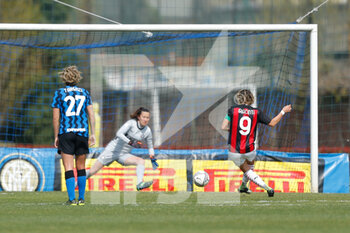 2021-03-28 - Valentina Giacinti (AC Milan) scores the penalty kick - INTER FC INTERNAZIONALE VS AC MILAN - ITALIAN SERIE A WOMEN - SOCCER