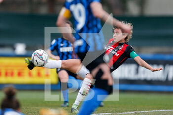 2021-03-28 - Valentina Giacinti (AC Milan) acrobatic shot - INTER FC INTERNAZIONALE VS AC MILAN - ITALIAN SERIE A WOMEN - SOCCER