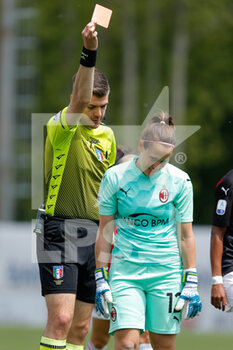 2021-05-09 - Maria Korenciova (AC Milan) is given a red card by the referee Gianluca Grasso - AC MILAN VS ACF FIORENTINA FEMMINILE - ITALIAN SERIE A WOMEN - SOCCER