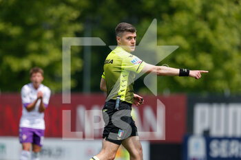 2021-05-09 - The referee Gianluca Grasso assigns a penalty to AC Milan - AC MILAN VS ACF FIORENTINA FEMMINILE - ITALIAN SERIE A WOMEN - SOCCER