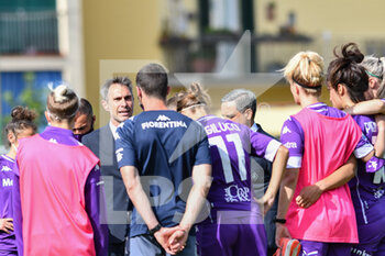 2021-05-15 - Antonio Cincotta (Head Coach Fiorentina Femminile) with his team at the end of the match - ACF FIORENTINA FEMMINILE VS EMPOLI LADIES - ITALIAN SERIE A WOMEN - SOCCER