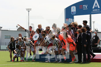 2021-05-23 - Sara Gama (Juventus Women) rises the cup during the award ceremony of the Championship 2020-2021 - JUVENTUS FC VS INTER - FC INTERNAZIONALE - ITALIAN SERIE A WOMEN - SOCCER