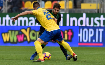 2018-12-16 - Il centrocampista del Sassuolo Manuel Locatelli contrastato da Marco Capuano - FROSINONE VS SASSUOLO 0-2 - ITALIAN SERIE A - SOCCER