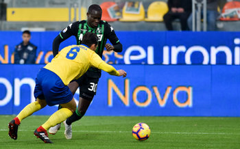 2018-12-16 - Goldaniga prova ad arginare Babacar - FROSINONE VS SASSUOLO 0-2 - ITALIAN SERIE A - SOCCER