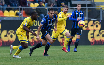 2019-01-20 - Rafael Toloi va via a due calciatori del Frosinone - FROSINONE-ATALANTA 0-5 - ITALIAN SERIE A - SOCCER