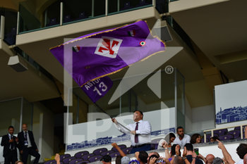 2019-08-22 -  Joe Barone con la bandiera della Fiorentina - PRESENTAZIONE NUOVO ACQUISTO DELLA FIORENTINA - FRANCK RIBéRY - ITALIAN SERIE A - SOCCER