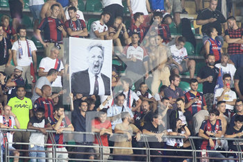 2019-08-25 - i tifosi del Bologna con una bandiera dedicata a Mihajlovic - HELLAS VERONA VS BOLOGNA - ITALIAN SERIE A - SOCCER