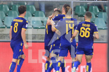 2019-08-25 - l´esultanza di Veloso e dei suoi compagni di squadra dopo il gol del pareggio - HELLAS VERONA VS BOLOGNA - ITALIAN SERIE A - SOCCER