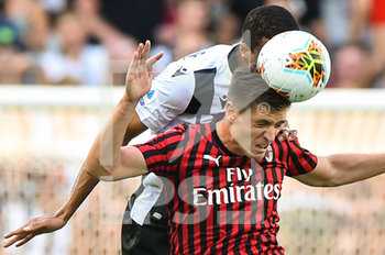 2019-08-25 - Rodrigo Becao salta per la palla contrastato da Krzysztof Piatek del Milan. - UDINESE VS MILAN - ITALIAN SERIE A - SOCCER