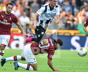 2019-08-25 - Ignacio Pussetto dell’Udinese è contrastato da Ricardo Rodriguez del Milan. - UDINESE VS MILAN - ITALIAN SERIE A - SOCCER