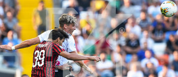 2019-08-25 - Jens Stryger Larsen dell’Udinese e Lucas Paquetà saltano per la palla. - UDINESE VS MILAN - ITALIAN SERIE A - SOCCER