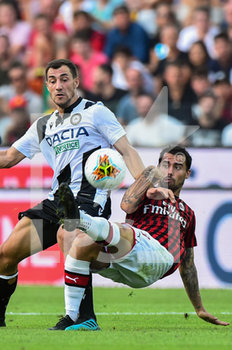 2019-08-25 - Mato Jajalo dell’ Udinese contrastato da Fernandez Jesus Suso del Milan - UDINESE VS MILAN - ITALIAN SERIE A - SOCCER