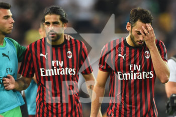 2019-08-25 - Hakan Calhanoglu e Ricardo Rodriguez del Milan si disperano dopo la sconfitta con l’udinese. - UDINESE VS MILAN - ITALIAN SERIE A - SOCCER