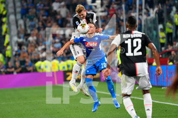 2019-08-31 - colpo di testa di Matthijs de Ligt (4) della Juventus FC e Piotr Zielinski 20 del SSC Napoli - JUVENTUS VS NAPOLI - ITALIAN SERIE A - SOCCER