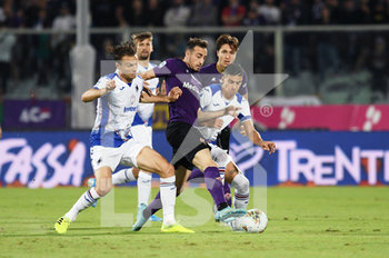 2019-09-25 - Gaetano Castrovilla centrocampista della Fiorentina contrastato dai giocatori della Sampdoria - FIORENTINA VS SAMPDORIA - ITALIAN SERIE A - SOCCER