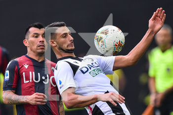 2019-09-29 - Rolando Mandragora dell’Udinese contrastato da Gary Medel del Bologna. - UDINESE VS BOLOGNA - ITALIAN SERIE A - SOCCER