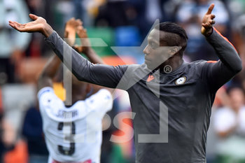 2019-09-29 - Stefano Okaka, dell’Udinese, saluta il pubblico a fine partita dopo la vittoria sul Bologna. - UDINESE VS BOLOGNA - ITALIAN SERIE A - SOCCER