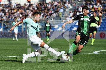 2019-10-20 - Lautaro Martinez in azione contrastato da Peluso - SASSUOLO VS INTER - ITALIAN SERIE A - SOCCER