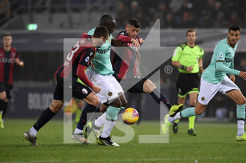 2019-11-02 - Lukaku contrastato dai difensori del Bologna - BOLOGNA VS INTER - ITALIAN SERIE A - SOCCER