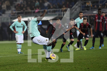 2019-11-02 - Lukaku trasforma il rigore decisvo che regala la vittoria all'Inter - BOLOGNA VS INTER - ITALIAN SERIE A - SOCCER