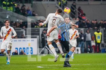 2019-12-06 - Edin Dzeko (Roma) contrastato da Stefan de Vrij (Inter) - INTER VS ROMA - ITALIAN SERIE A - SOCCER