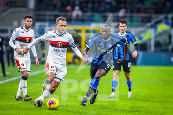2019-12-21 - Romelu Lukaku (FC Internazionale) e Domenico Criscito (Genoa CFC) - INTER VS GENOA - ITALIAN SERIE A - SOCCER