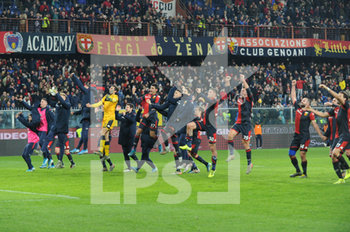 2020-01-05 - I giocatori del Genoa, esultano sotto la gradinata Nord a fine partita - GENOA VS SASSUOLO - ITALIAN SERIE A - SOCCER