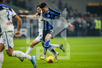2020-01-11 - Alessandro Bastoni (Inter) contrastato da Marten de Roon (Atalanta) - INTER VS ATALANTA - ITALIAN SERIE A - SOCCER