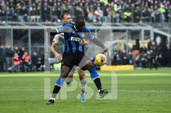 2020-01-26 - Romelu Lukaku (Inter) e Ragnar Klavan (Cagliari) - INTER VS CAGLIARI - ITALIAN SERIE A - SOCCER