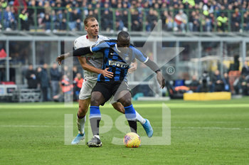 2020-01-26 - Romelu Lukaku (Inter) e Ragnar Klavan (Cagliari) - INTER VS CAGLIARI - ITALIAN SERIE A - SOCCER