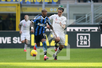 2020-01-26 - Ashley Young (Inter) e Luca Pellegrini (Cagliari) - INTER VS CAGLIARI - ITALIAN SERIE A - SOCCER