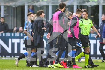 2020-01-26 - L'allenatore Antonio Conte (Inter) e alcuni giocatori contestano l'arbitro Gianluca Manganiello - INTER VS CAGLIARI - ITALIAN SERIE A - SOCCER