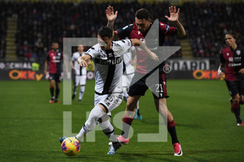 2020-02-01 - Luca Siligardi n°26 ( parma calcio ) in un azione di gioco contro Artur Ionita n°21 ( cagliari calcio) - CAGLIARI VS PARMA - ITALIAN SERIE A - SOCCER