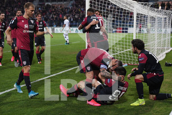 2020-02-01 - esultanza dei giocatori del Cagliari dopo il gol del 2 a 1 di Giovanni Simeone - CAGLIARI VS PARMA - ITALIAN SERIE A - SOCCER